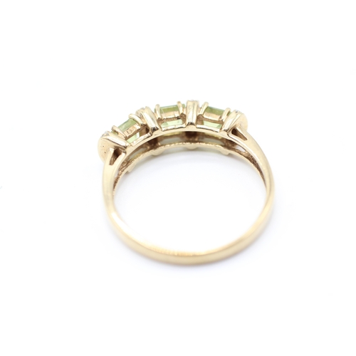 33 - 9ct gold diamond and peridot ring (2.8g) Size Q