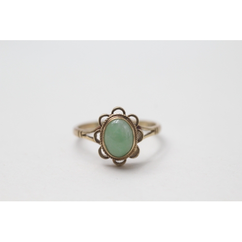 56 - 9ct gold jade ring (2g) Size N 1/2