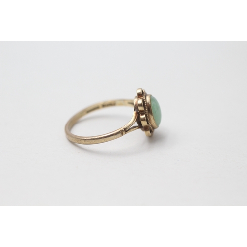 56 - 9ct gold jade ring (2g) Size N 1/2