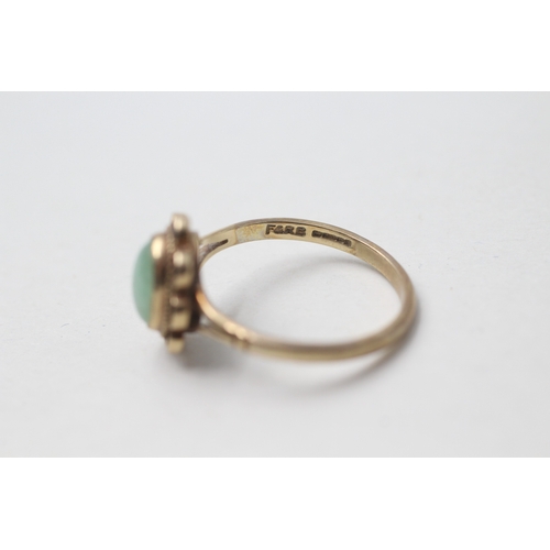 56 - 9ct gold jade ring (2g) Size N 1/2