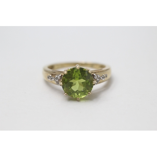 64 - 9ct gold peridot and white gemstone ring (3g) Size O