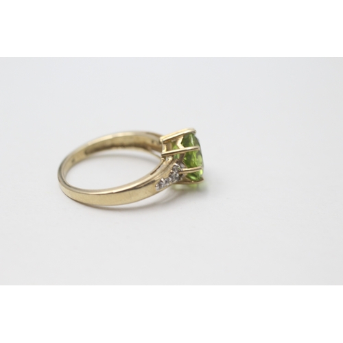 64 - 9ct gold peridot and white gemstone ring (3g) Size O