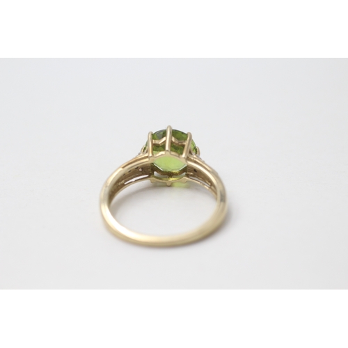 64 - 9ct gold peridot and white gemstone ring (3g) Size O