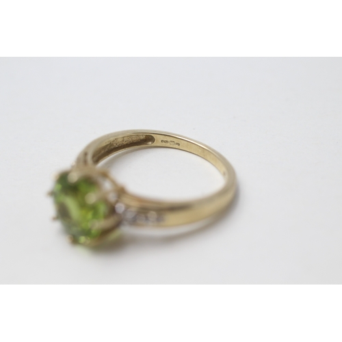 64 - 9ct gold peridot and white gemstone ring (3g) Size O