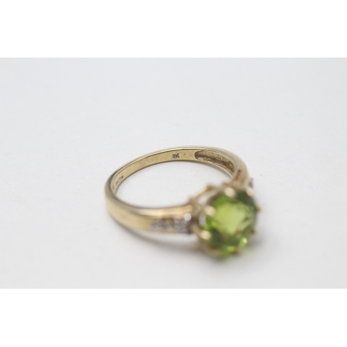 64 - 9ct gold peridot and white gemstone ring (3g) Size O