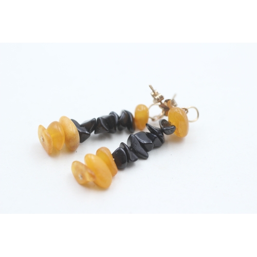 74 - 9ct gold black onyx & amber drop earrings (2.3g)