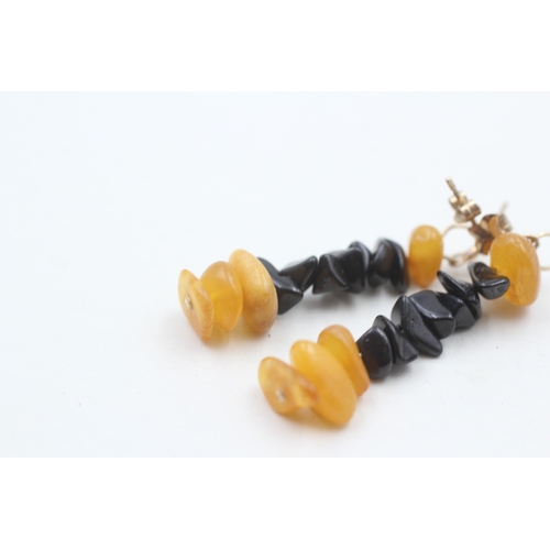 74 - 9ct gold black onyx & amber drop earrings (2.3g)