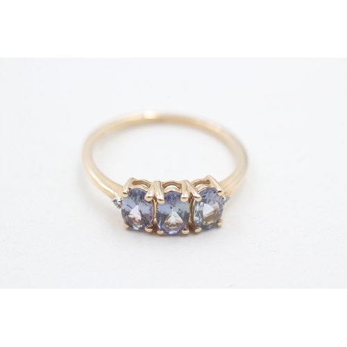 8 - 9ct gold oval cut tanzanite three stone ring (2.4g) Size U