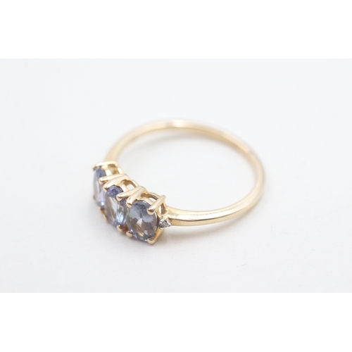 8 - 9ct gold oval cut tanzanite three stone ring (2.4g) Size U