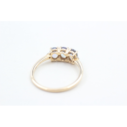 8 - 9ct gold oval cut tanzanite three stone ring (2.4g) Size U