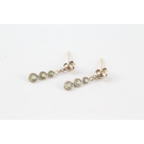 90 - 9ct gold peridot drop earrings (0.5g)