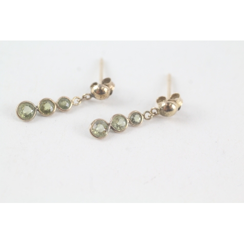 90 - 9ct gold peridot drop earrings (0.5g)