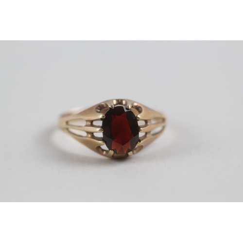 94 - 9ct rose gold garnet set signet ring (2.5g) Size W 1/2