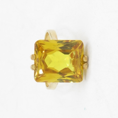 39 - 18ct gold yellow sapphire dress ring (5.2g) Size  M