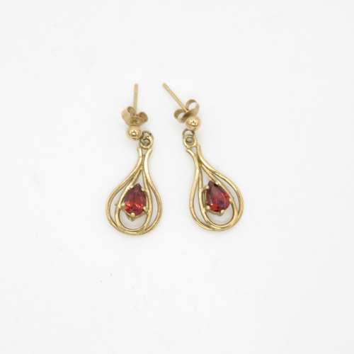 100 - 9ct gold garnet drop earrings (2g)