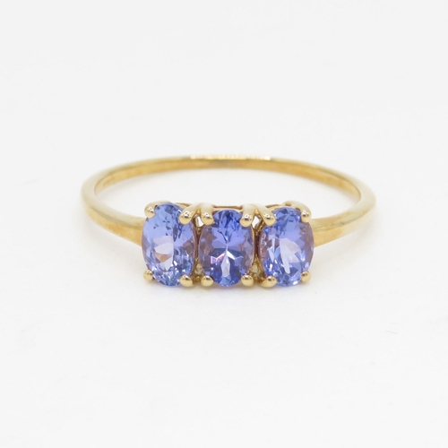 101 - 9ct gold oval cut tanzanite three stone ring (2g) Size  U