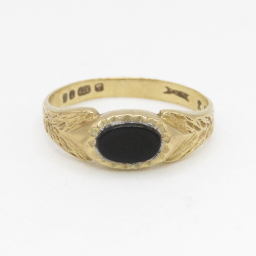 102 - 9ct gold vintage black onyx dress ring with patterned shoulders (1.1g) Size  G 1/2