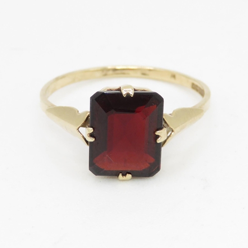 105 - 9ct gold garnet dress ring (2g) AS SEEN - MISSHAPEN Size  Q