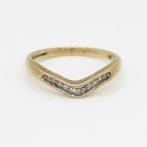 111 - 9ct gold and diamond chevron ring (1.6g) Size  M