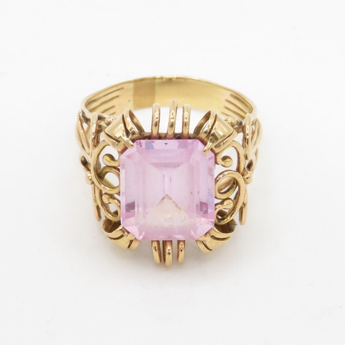 112 - 14ct gold and pink gemstone cocktail ring (6.4g) Size  R