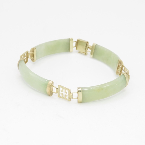 130 - 9ct gold and jade bracelet (13.3g)