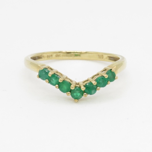 133 - 9ct gold and emerald chevron ring (1.3g) Size  N