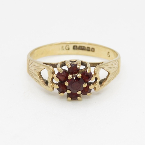 17 - 9ct gold and garnet flower cluster ring (1.7g) Size  M