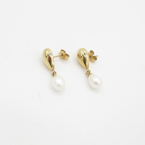 41 - 9ct gold cultured pearl drop earrings with screw backs (1.9g)