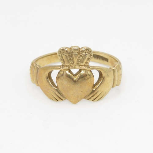 61 - 9ct gold claddagh dress ring (2.6g) Size  O 1/2