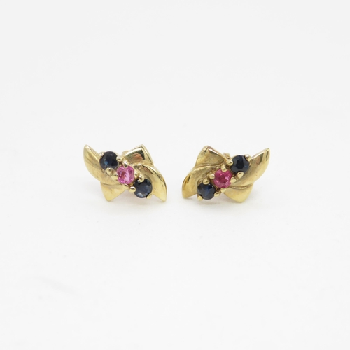 69 - 9ct gold sapphire and ruby set ribbon stud earrings (1.2g)