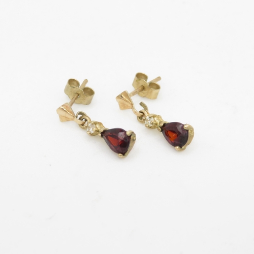 80 - 9ct gold pear cut garnet set drop earrings (0.8g)