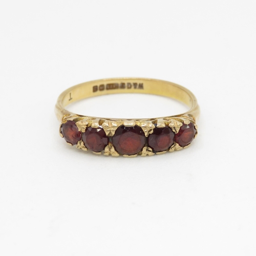 92 - 9ct gold vintage garnet dress ring with a patterned gallery (2.3g) Size  O