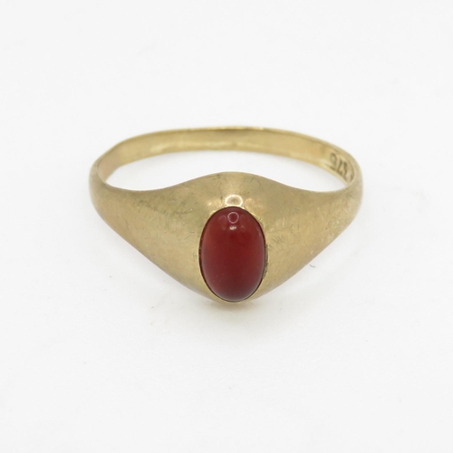 93 - 9ct gold carnelian dress ring (1g) AS SEEN - MISSHAPEN Size  H 1/2