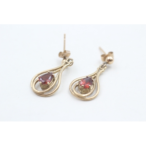 100 - 9ct gold garnet drop earrings (2g)