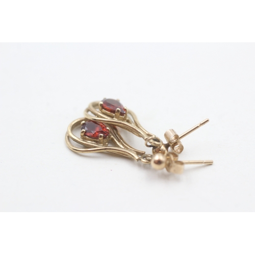 100 - 9ct gold garnet drop earrings (2g)