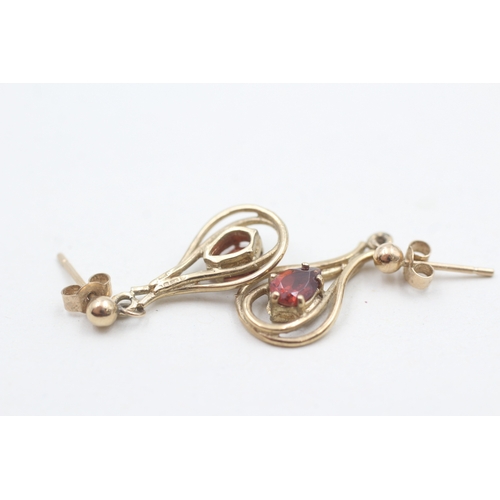 100 - 9ct gold garnet drop earrings (2g)