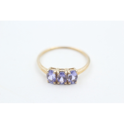 101 - 9ct gold oval cut tanzanite three stone ring (2g) Size  U