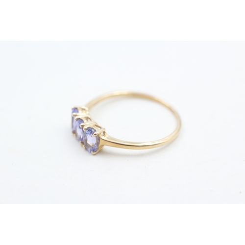 101 - 9ct gold oval cut tanzanite three stone ring (2g) Size  U