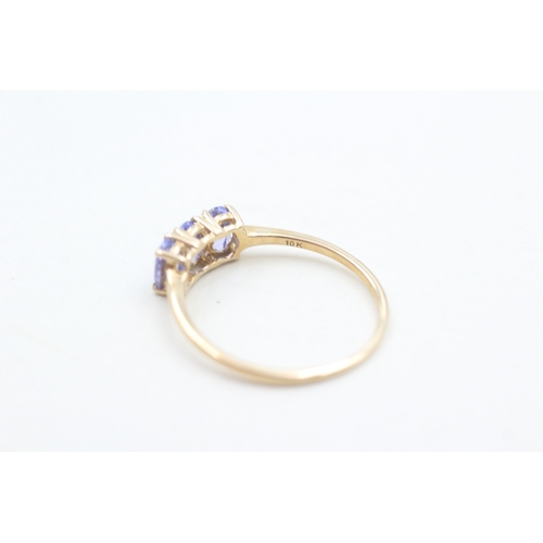 101 - 9ct gold oval cut tanzanite three stone ring (2g) Size  U