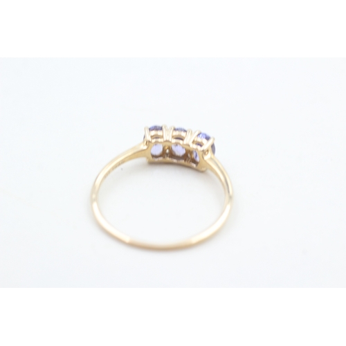 101 - 9ct gold oval cut tanzanite three stone ring (2g) Size  U