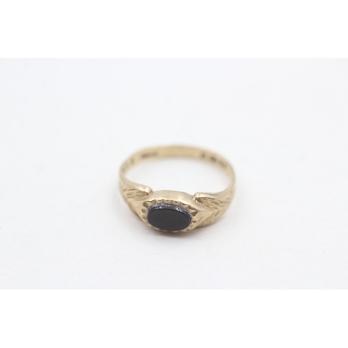 102 - 9ct gold vintage black onyx dress ring with patterned shoulders (1.1g) Size  G 1/2