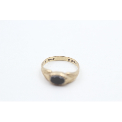 102 - 9ct gold vintage black onyx dress ring with patterned shoulders (1.1g) Size  G 1/2