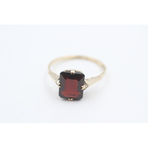 105 - 9ct gold garnet dress ring (2g) AS SEEN - MISSHAPEN Size  Q