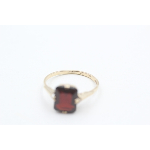 105 - 9ct gold garnet dress ring (2g) AS SEEN - MISSHAPEN Size  Q