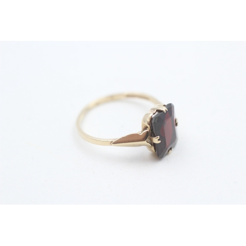 105 - 9ct gold garnet dress ring (2g) AS SEEN - MISSHAPEN Size  Q