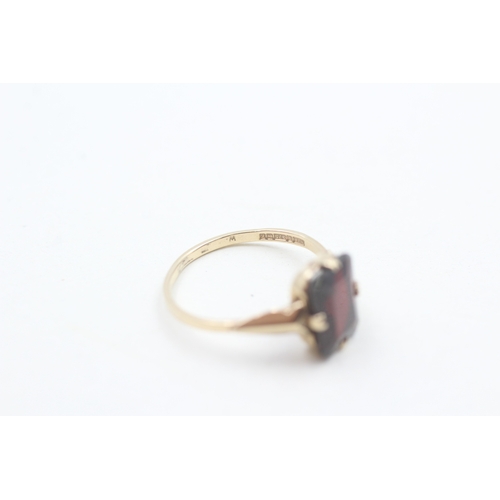 105 - 9ct gold garnet dress ring (2g) AS SEEN - MISSHAPEN Size  Q