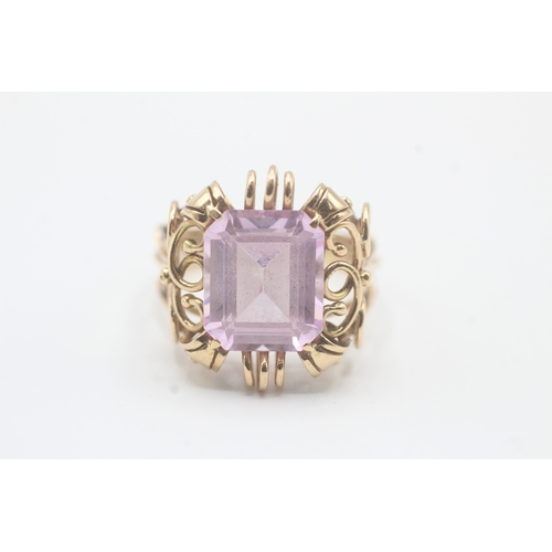 112 - 14ct gold and pink gemstone cocktail ring (6.4g) Size  R