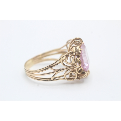 112 - 14ct gold and pink gemstone cocktail ring (6.4g) Size  R