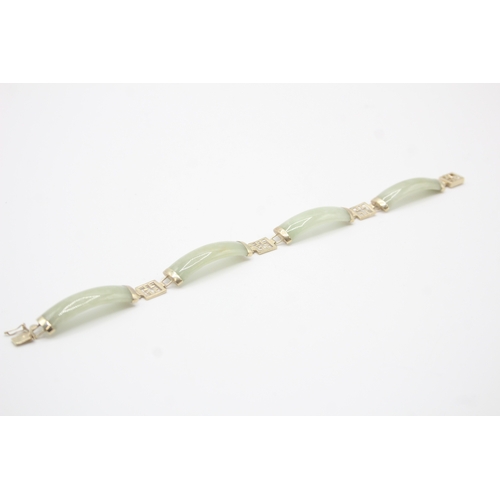 130 - 9ct gold and jade bracelet (13.3g)