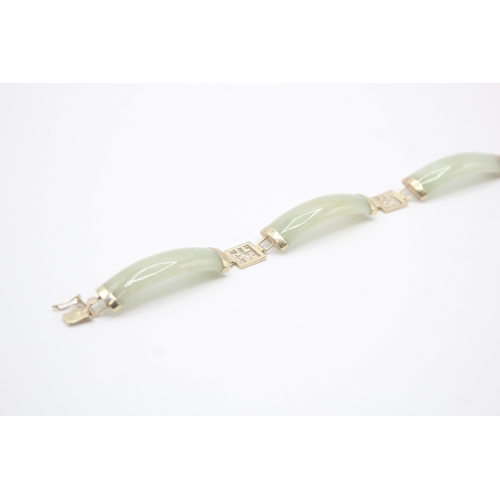 130 - 9ct gold and jade bracelet (13.3g)